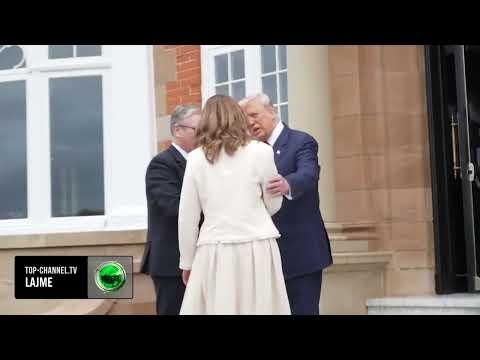 Top Channel/ Trump mbërrin në Britaninë e Madhe, e presin me fotot e Epstein!