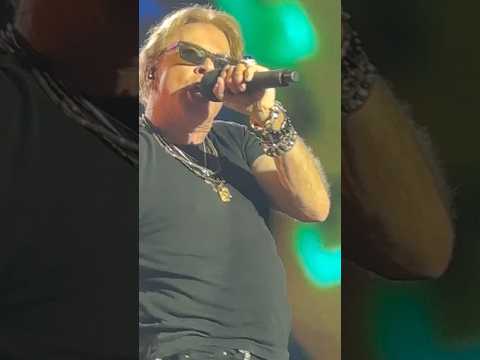 This Is Axl Rose Making It Look Easy on Stage