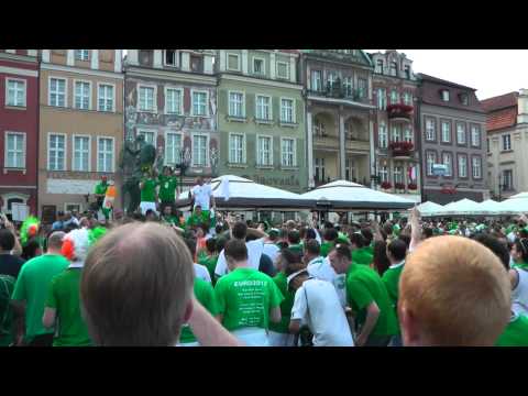 Kibice Irlandii śpiewają na rynku w Poznaniu przed meczem z Włochami