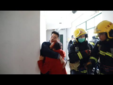 Touching: mother hugs son after fire in Shanghai