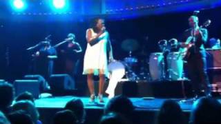 Sharon Jones And The Dap-Kings: Mama Don't Like My Man live