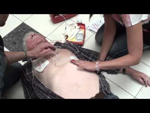 Herz-Lungen-Wiederbelebung und der Einsatz eines AED retten Leben