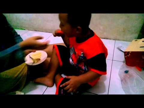 Hakiim Potong Kue Ulang Tahun