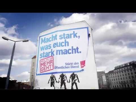 Industriekletterer hängen Plakat an Berliner Hauswand auf
