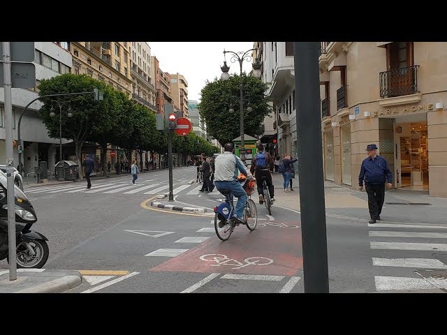 Ciclistas sobre sus bicis se saltan el semáforo en rojo c Colón y Félix Pizcueta20190509 102803