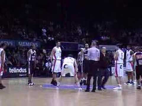 01 12-01-08 BCO-Leuven - Opworp door Fanclub-sponsor Marc Ro