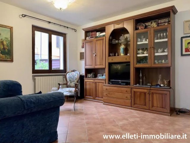 Massa Vicinanze Viale Stazione, porzione di bifamiliare libera su tre lati corredata da comodo spaz