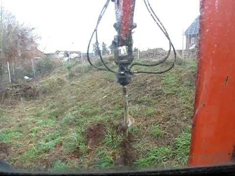 Pflanzen setzen mit Schaeff HR 16  + Pfahllochbohrer