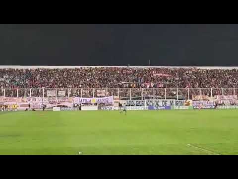 "La Banda quedará y nunca te va abandonar." Barra: Los Borrachos de Morón &bull; Club: Deportivo Morón