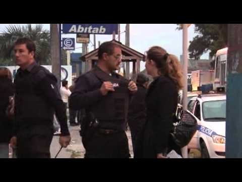 Un delincuente fue baleado por un policía cuando salía de un comercio que había asaltado