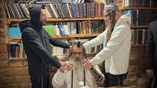 הרב שלום סבג✨חבר שעובר משהו קשה להחזיק איתו או להתרחק ?- ח׳ בכסלו ה׳תשפ״ו דן בן יעקב 🇮🇱  (הרב שלום סבג) - התמונה מוצגת ישירות מתוך אתר האינטרנט יוטיוב. זכויות היוצרים בתמונה שייכות ליוצרה. קישור קרדיט למקור התוכן נמצא בתוך דף הסרטון