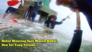 Download lagu Panic!!! All Anglers Flee as Storm Grows Stronger mp3