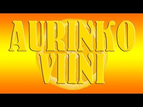 Valmiin appelsiiniviinin maistelua