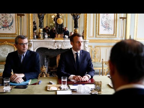 فرنسا عبارات مهينة ومطالبة بالاستقالة.. "السترات الصفراء" تضرب شعبية ماكرون