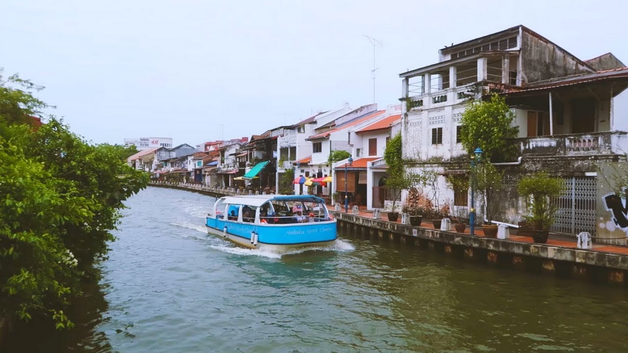Join a traveler's captivating journey along the Melaka River Walk in this video.