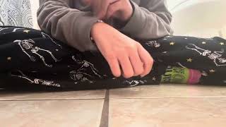 short asmr tapping and scratching the floor(includes fabric scratching & jewelry tapping)