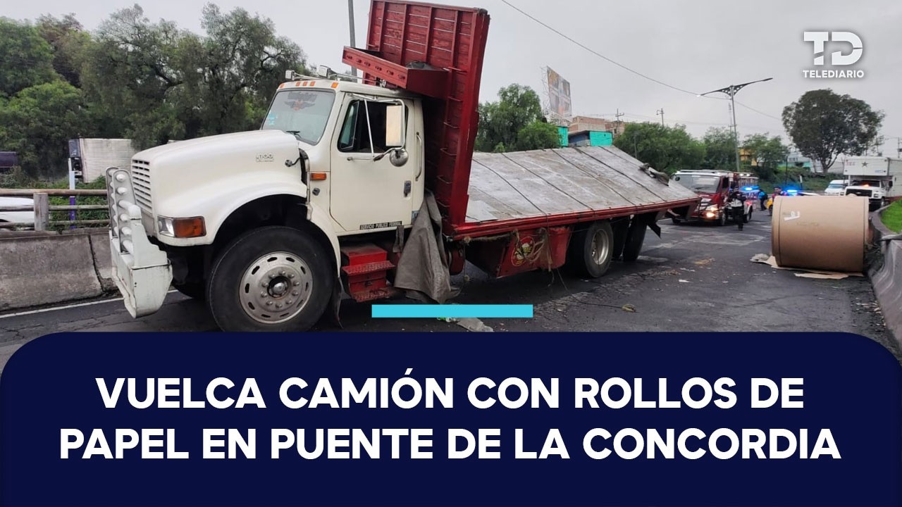 Vuelca camión con 14 rollos de cartón en el puente de La Concordia, Iztapalapa