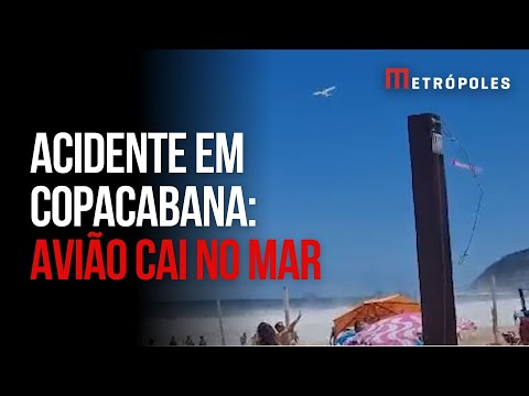 Avião que fazia publicidade cai no mar em Copacabana, no Rio