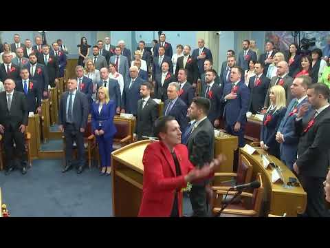 Milojko Spajić pjeva himnu u Skupštini Crne Gore