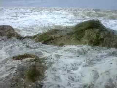 ressaca no mar assustando os curiosos  em bal  gaivota sc