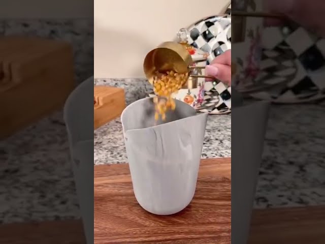Vídeo relacionado con CHEFZOCO Cubo de palomitas, Recipiente para Palomitas, Balde de Palomitas, Envase de Cine para Palomitas, Diámetro superior 18 cm, Diámetro inferior 16 cm, Altura 18 cm, Rojo y Blanco, Plástico