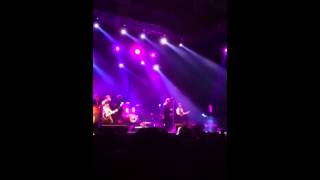 Loquillo-¿qué hace una chica como tu en un sitio como este?