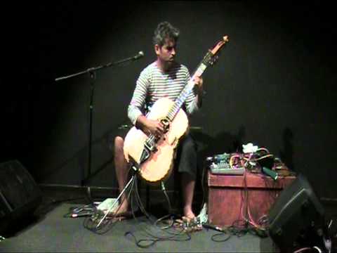 2012-11-13 Paolo Angeli con la sua chitarra sarda preparata