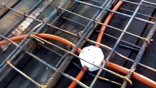 Instalando poliducto naranja para una losa de concreto (para una pequeña instalación eléctrica)