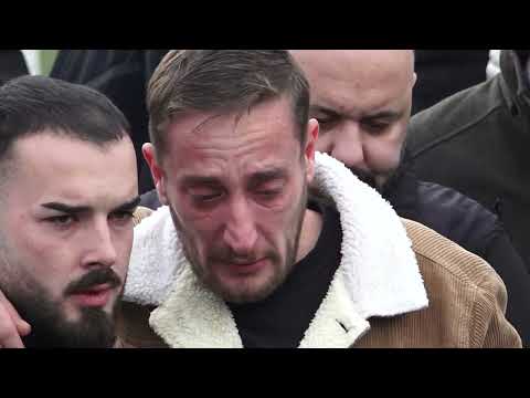 Top Channel/ Ndarja nga jeta e Shpat Kasapit, momenti kur artisti përcillet në banesën e fundit