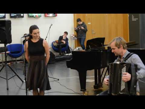 Maja S  K  Ratkje tolker prøysen