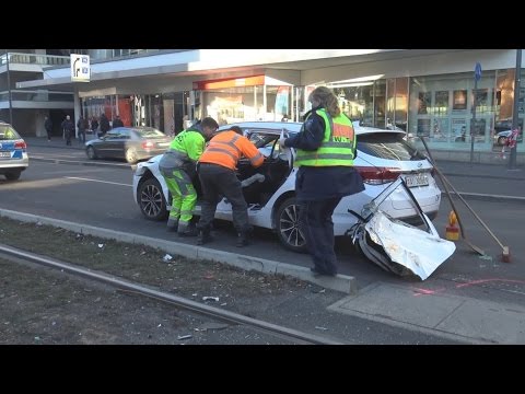 Straßenbahn kollidiert mit PKW - 2 Verletzte am Kölner Heumarkt am 20.01.17