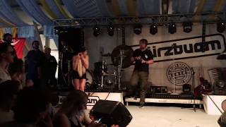 Mia Julia zieht blank