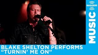 Blake Shelton performs Turnin&#39; Me On at an exclusive SiriusXM subscriber event