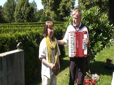 Vid Ulla Billquists gravsten på 70-årsdagen av hennes död