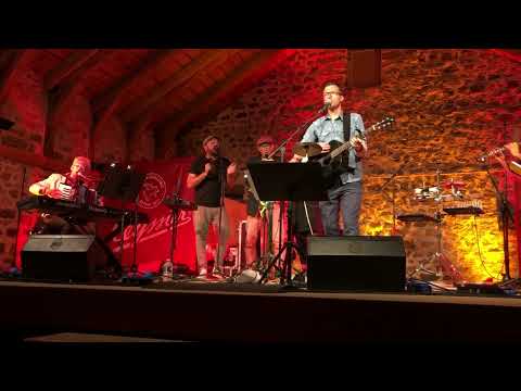 Les Ardéchois reprennent l'hymne des Ardéchois à la grange de Clavière à Saint-Agrève