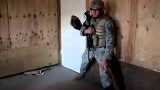 Как американский спецназ выбивает двери - Видео онлайн