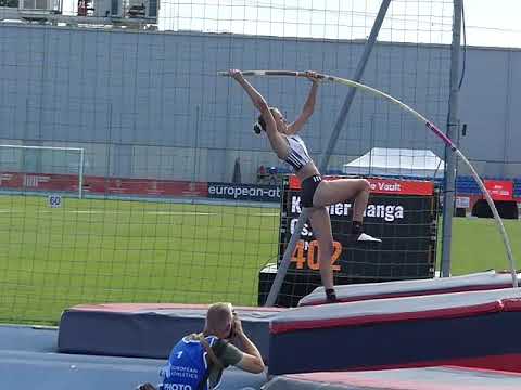 Klekner Hanga Csenge első ugrása a 4,02 m-es magasságon