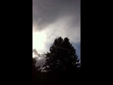 Molnen skingras efter regn på Orust