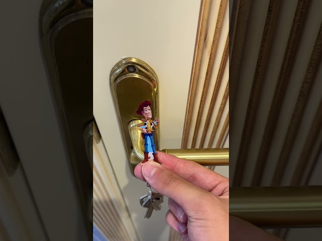 Vídeo relacionado con Real Madrid Llavero metálico con acabado envejecido, ideal para llevar las llaves con estilo y mostrar orgullosamente la afición.