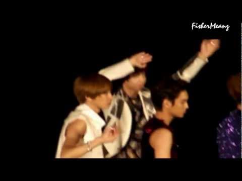 [FAMCAM] 120728 Suho waved his hands to fans @EXO Fansigning Session in Bkk.[FisherMeanz]