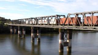preview picture of video 'Blue DFBs 7239 and 7213 northbound over the Wanganui River Bridge'