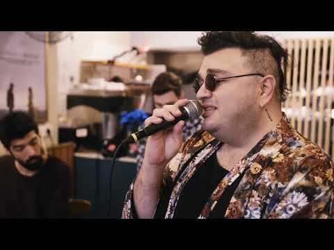 Nuri Harun Ateş—Gülünce gözlerinin içi gülüyor