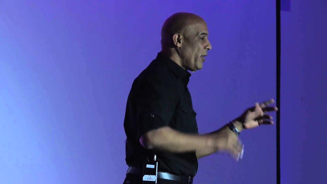 Bridging the cultural gap in the classroom | Manuel Hernandez Carmona | TEDxAmoskeagMillyard