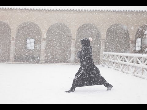 I frati di Assisi giocano a palle di neve / Video e foto