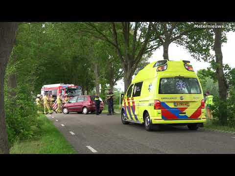 Auto tegen boom in Kerkenveld.