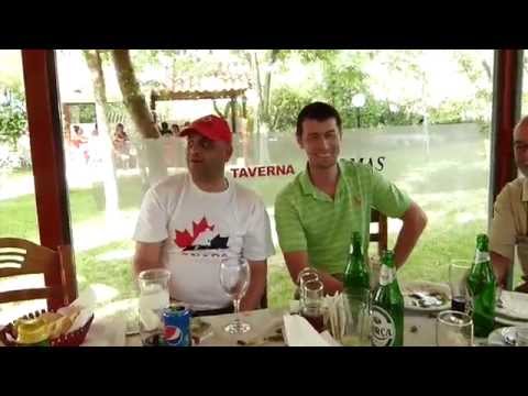 Vënë polic në gotë, përzierje dhe pije...