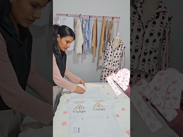 Vídeo relacionado con GORGLITTER Pijama largo para mujer, conjunto de pijama de dibujos animados, gatos, pijamas de manga larga, camisas con pantalones largos de pijama, traje de casa de dos piezas, ropa de dormir, Blanco