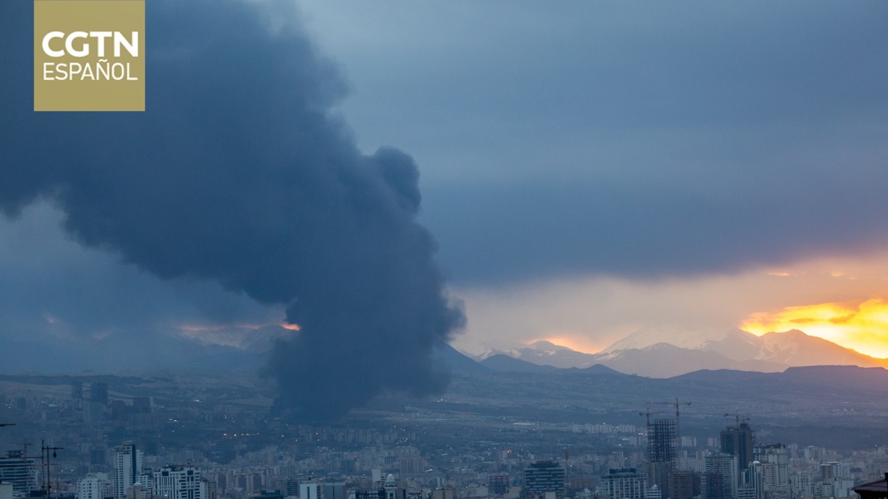 El humo enTeherán por los ataques de Israel a las instalaciones de almacenamiento de petróleo