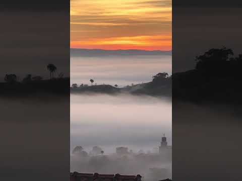“Entre montanhas,neblina e um nascer do sol que toca a alma,🌄✨#MorroDoPilar #MinasGerais #Natureza