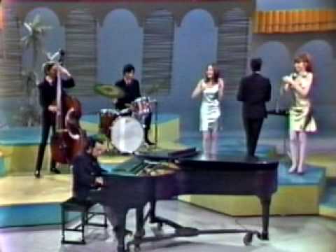 Sergio Mendes & Brasil 66 - Mas que nada (introduced by Eartha Kitt / Something Special 1967) - VideoOverload - 20 marzo 2010